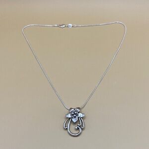 Elegant 925 Silver Floral Pendant Necklace
